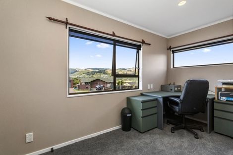 Photo of property in 5 Deveron Place, Tawa, Wellington, 5028