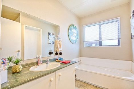 Photo of property in 28 Dungarvon Place, Clendon Park, Auckland, 2103