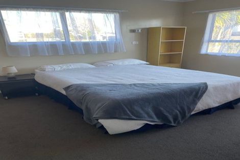 Photo of property in 2 Crispe Road, Clarks Beach, 2122