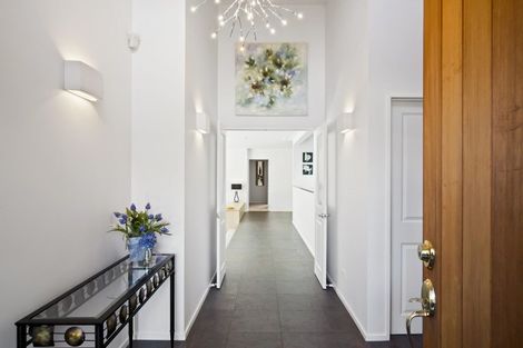 Photo of property in 5 Milward Place, Kelvin Heights, Queenstown, 9300