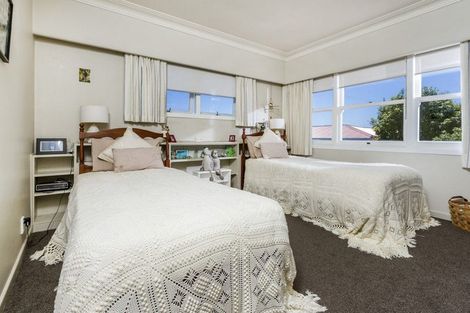 Photo of property in 72 Ocean View Road, Northcote, Auckland, 0627
