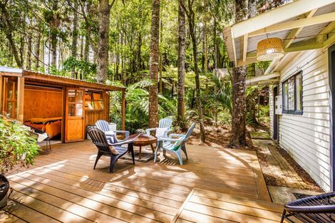 Photo of property in 227 Woodlands Park Road, Titirangi, Auckland, 0604