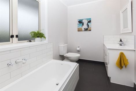 Photo of property in 2 Manor Place, Bryndwr, Christchurch, 8053