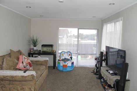 Photo of property in 2/11 Etherton Drive, Weymouth, Auckland, 2103