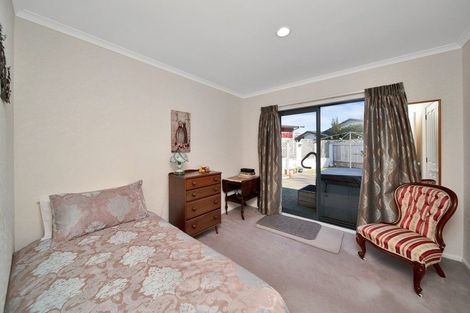 Photo of property in 12 Taylor Place, Merrilands, New Plymouth, 4312
