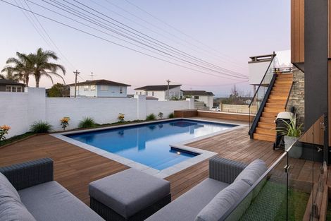 Photo of property in 1/2-4 Miri Road, Rothesay Bay, Auckland, 0630