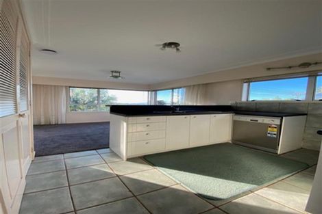 Photo of property in 2/96 Sunset Road, Unsworth Heights, Auckland, 0632