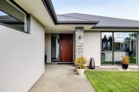 Photo of property in 3 Saint Heliers Grove, Fitzherbert, Palmerston North, 4410