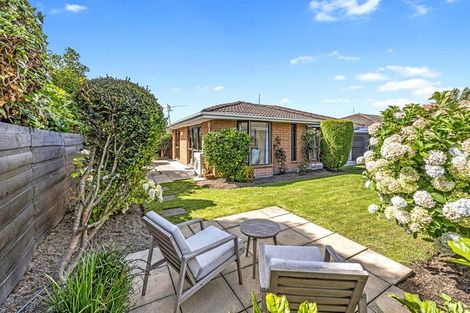 Photo of property in 2/58 Ambleside Drive, Burnside, Christchurch, 8053