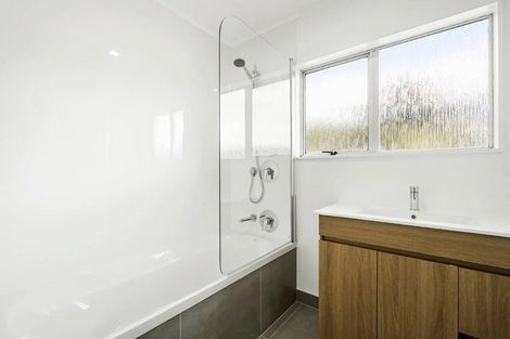 Photo of property in 2/8 Thistledew Place, Bayview, Auckland, 0629