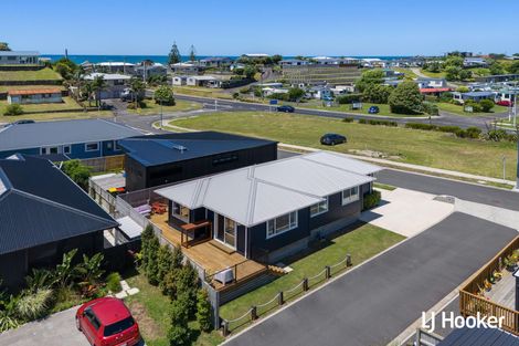 Photo of property in 8 Sandy Place, Waihi Beach, 3611