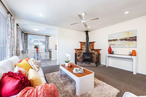 Photo of property in 32 Serwayne Place, Sunnyvale, Auckland, 0612