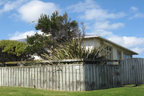 Photo of property in 1 Ashton Terrace, Castlecliff, Whanganui, 4501