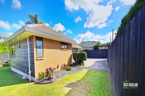 Photo of property in 19 Heversham Place, Glendene, Auckland, 0602