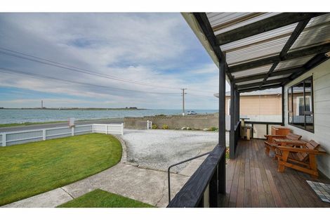 Photo of property in 220 Marine Parade, Bluff, 9814