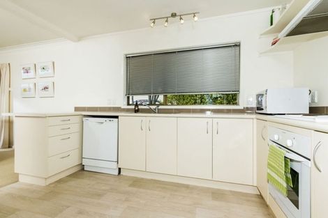 Photo of property in 1/18 Kauri Glen Road, Northcote, Auckland, 0627