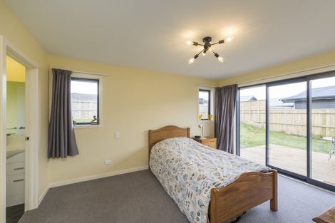 Photo of property in 5 Sardinia Grove, Fitzherbert, Palmerston North, 4410
