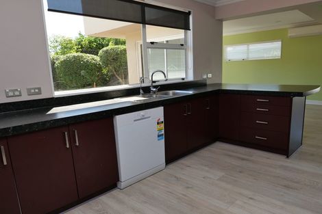 Photo of property in 10 Karu Crescent, Waikanae, 5036