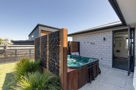 Photo of property in 1 Anglers Way, Omokoroa, 3114