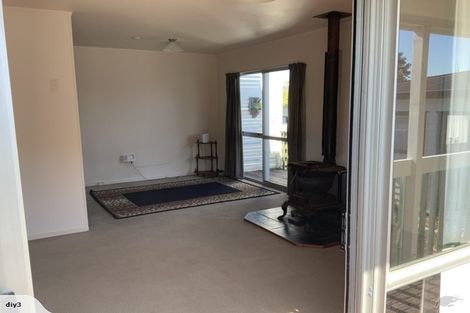 Photo of property in 5 Hinerau Street, Henderson, Auckland, 0612
