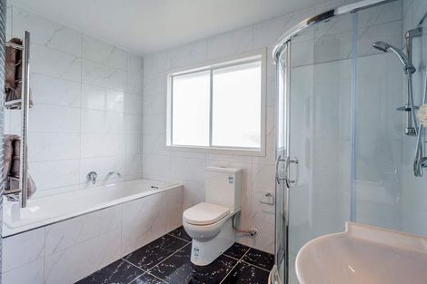 Photo of property in 3 Barker Rise, Northcross, Auckland, 0632