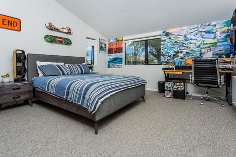 Photo of property in 2 Old Lake Road, Narrow Neck, Auckland, 0624