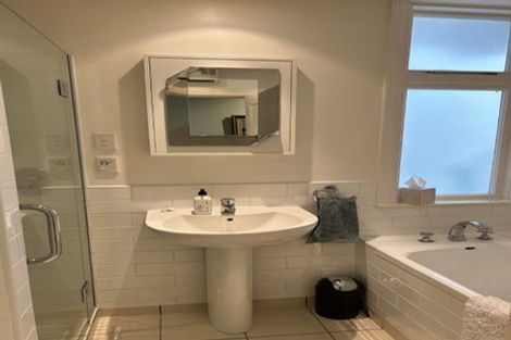 Photo of property in Sunhaven Flats, 262 Oriental Parade, Oriental Bay, Wellington, 6011