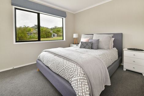 Photo of property in 4 Loretta Place, Red Beach, 0932