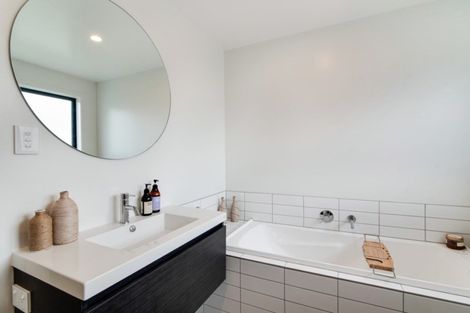 Photo of property in 28 Hayes Creek Road, Lake Hayes Estate, Queenstown, 9304