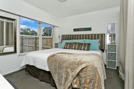 Photo of property in 2/50 Cheval Drive, Totara Vale, Auckland, 0629