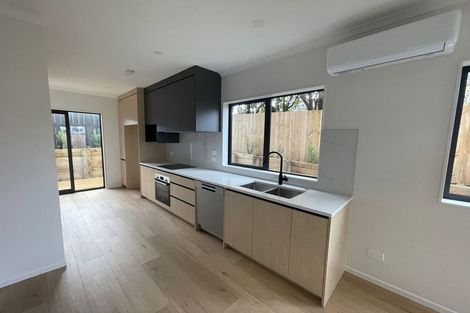 Photo of property in 8d Minaret Drive, Bucklands Beach, Auckland, 2014