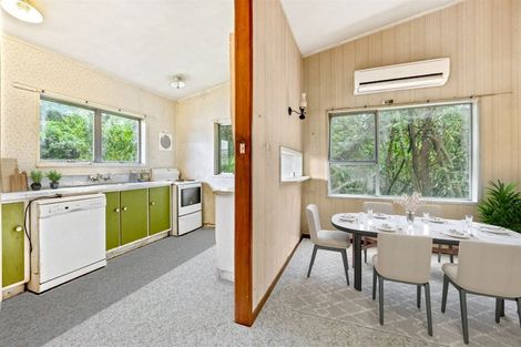 Photo of property in 16 Springside Place, New Lynn, Auckland, 0600