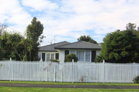 Photo of property in 27 Peachgrove Road, Te Atatu Peninsula, Auckland, 0610
