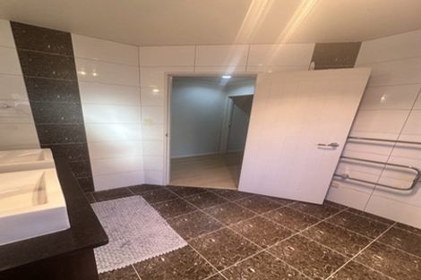 Photo of property in 52 Sapperton Drive, Henderson, Auckland, 0612