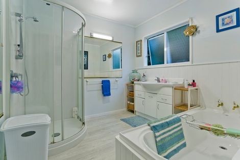 Photo of property in 3 Pohutukawa Avenue, Red Beach, 0932