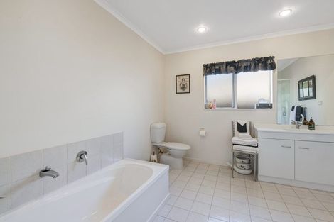 Photo of property in 72 Cabeleigh Drive, Helensville, 0800