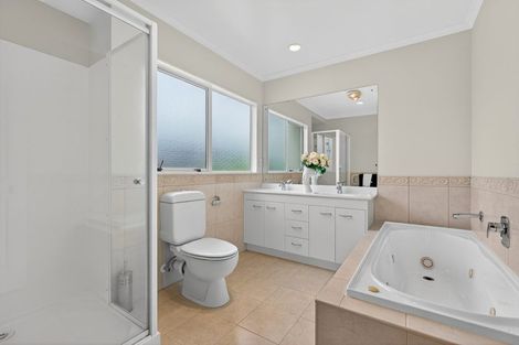 Photo of property in 32 Delmont Close, East Tamaki Heights, Auckland, 2016