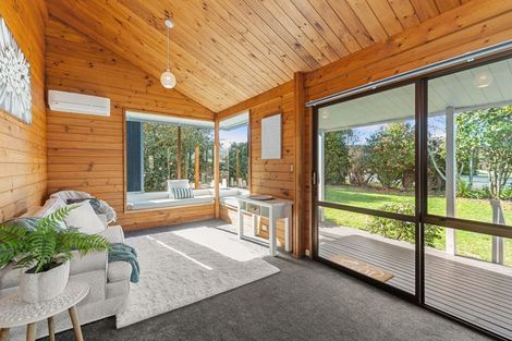 Photo of property in 802 Waitakere Road, Kumeu, 0891