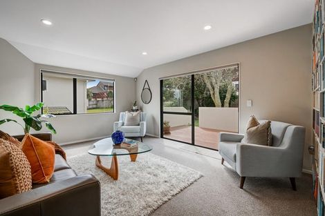 Photo of property in 19 Calypso Way, Unsworth Heights, Auckland, 0632