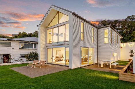 Photo of property in 2/1 The Brae, Mount Pleasant, Christchurch, 8081