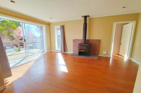 Photo of property in 8 Armstrong Place, New Lynn, Auckland, 0600