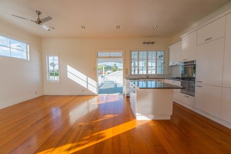 Photo of property in 34 William Bond Street, Stanley Point, Auckland, 0624