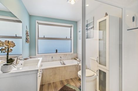 Photo of property in 4 Westhill Lane, Papamoa Beach, Papamoa, 3118