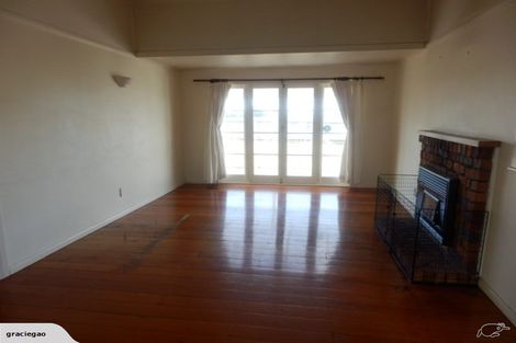 Photo of property in 1/884 East Coast Road, Northcross, Auckland, 0630