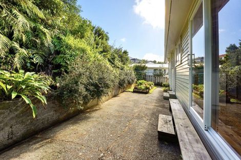 Photo of property in 6 Cotswold Crescent, Newlands, Wellington, 6037