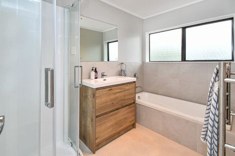 Photo of property in 15 Evanda Crescent, Conifer Grove, Takanini, 2112