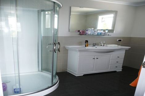 Photo of property in 40 Kingdale Road, Henderson, Auckland, 0610