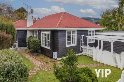 Photo of property in 6 Lyndhurst Road, Tawa, Wellington, 5028