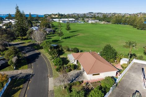 Photo of property in 2 Edgewater Grove, Orewa, 0931