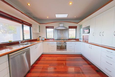 Photo of property in 40 Dress Circle, Newlands, Wellington, 6037